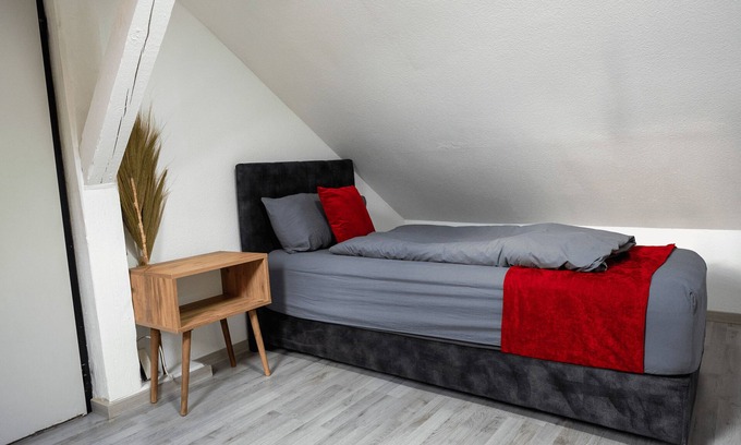 Alt-Rentfort Apartment | Serviceroom24 - Space in Gladbeck WLAN - Smart-TV - 24-7 check-in and kitchen