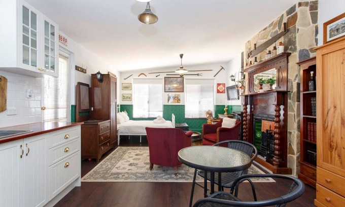 Hamilton Hill Cottage | Settlers Cottage - one bedroom studio