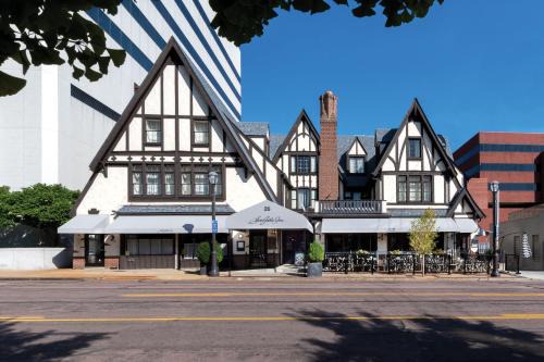 Downtown Hotel | Seven Gables Inn, St Louis West, a Tribute Portfolio Hotel