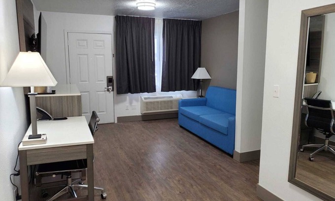 Newport Hotel | Seven Seas Inn & Suites