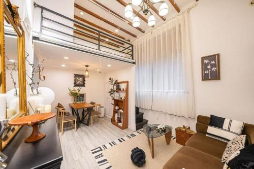 Downtown Shanghai Apartment | Shanghai Hills&Well-time MCM Family loft Near Line2 and line13 West Nanjing Road