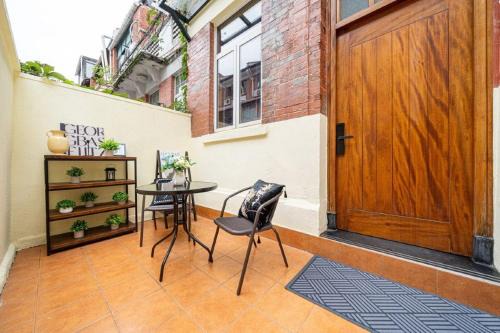Jing'an Apartment | Shanghai Hills & Well-time MCM Family B&B with Terrace Near Line2 Jing'an Temple