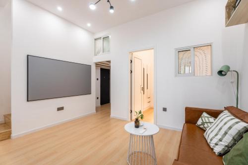 Downtown Shanghai Apartment | Shanghai Hills&XING 1885 Family Homestay Near Line2 & Line12 West Nanjing Road