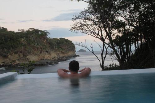 Rivas Villa | Shankton Harbour 3 Bedroom 4 Bathroom Beach House w Private BEACH SEA path