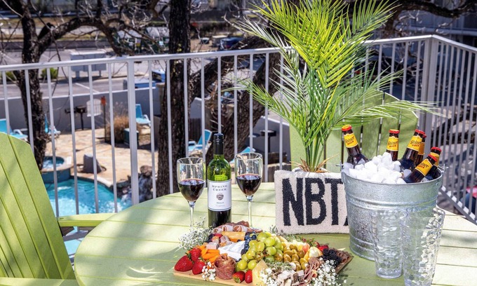 New Braunfels Condo | Shared Heated Pool | Balcony | BBQ | Near Downtown