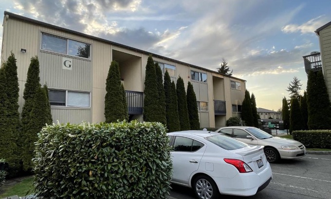 Federal Way House | Shared Space with Private room in Beautiful Lakefront Apartment