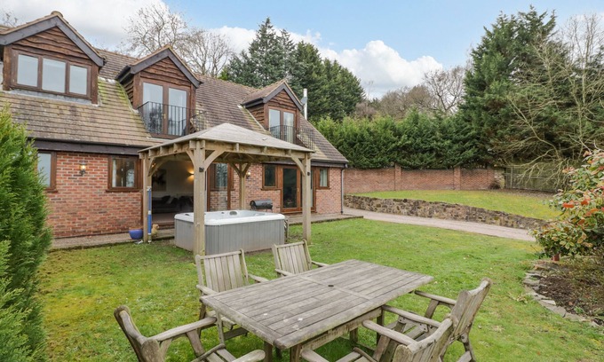 Shatterford House | SHATTERFORD LAKES, family friendly, with hot tub in Shatterford