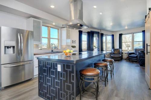 Salida House | She Shes Downtown Salidas Sunny Overlook