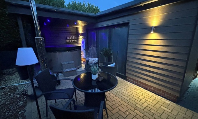 Ridgeway Apartment | Sheffield-apartment-sleeps4-parking-hottub