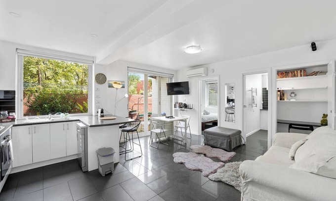 St Kilda Apartment | ShelleyStayz on Shakespeare, St Kilda Beach 2mins