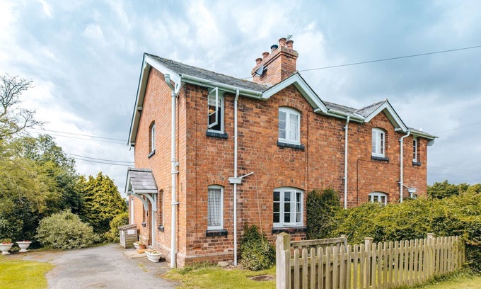Bridgnorth Cottage | SHEPHERD'S COTTAGE, pet friendly, with open fire in Bridgnorth
