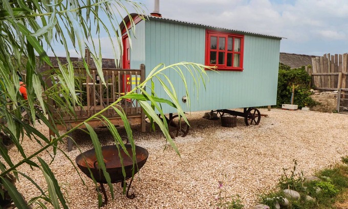 Southerndown Cottage | SHEPHERD'S HUT, pet friendly, with open fire in St Brides Major