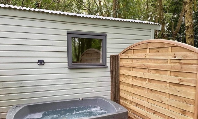 Dilton Marsh Apartment | Shepherds' Hut for Two Florence Near Longleat With Hot Tub