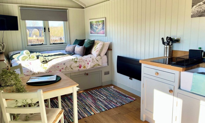 Mangotsfield Cabin | Shepherds Hut in the Cotswolds