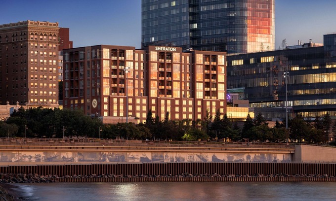 Downtown - Waterfront Hotel | Sheraton Duluth Hotel