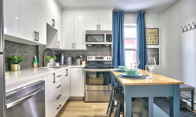 Sherbrooke Apartment | Sherby LUX: Central, Parking, Renovated, Sleeps 6