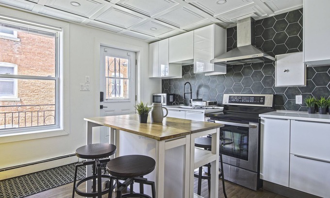 Sherbrooke Apartment | Sherby Prestige/King Bed/Central/Sleeps 6