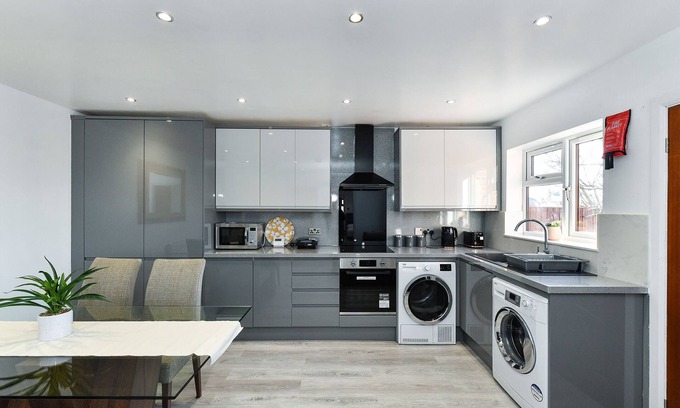 Mansfield House | Sherwood Street - Picturesque 2 Bedroom Bungalow with 2 En-suite Bathroom