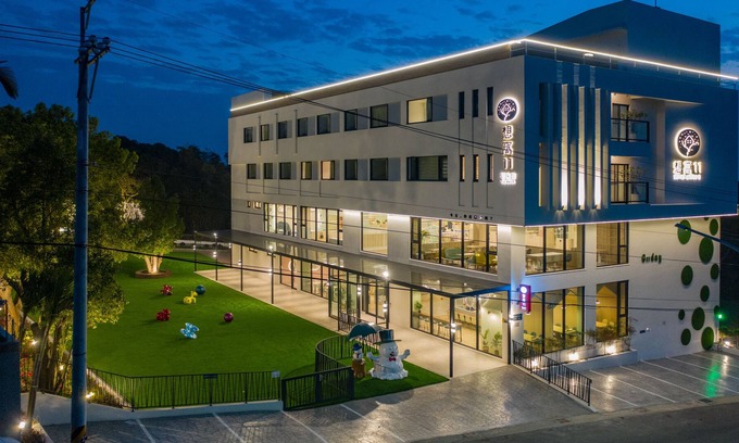 Shalu District Hotel | Shine World 11