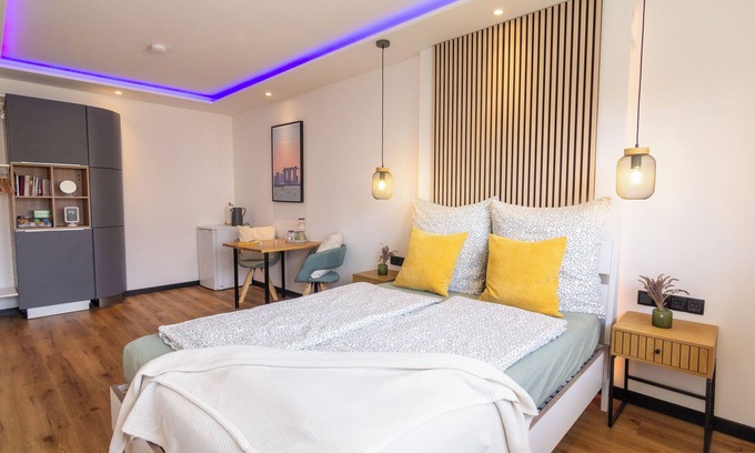 Lind Bed & Breakfast | Shiny Singapore | Guest room in a homestay nearby Airport, DLR, ESA & trade fair