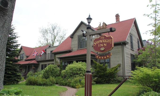 Queens Square Bed & Breakfast | Shipwright Inn