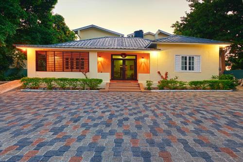 New Kingston Hotel | Shirley Retreat