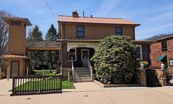 Confluence House | Shoreline Estates - Two Double Beds