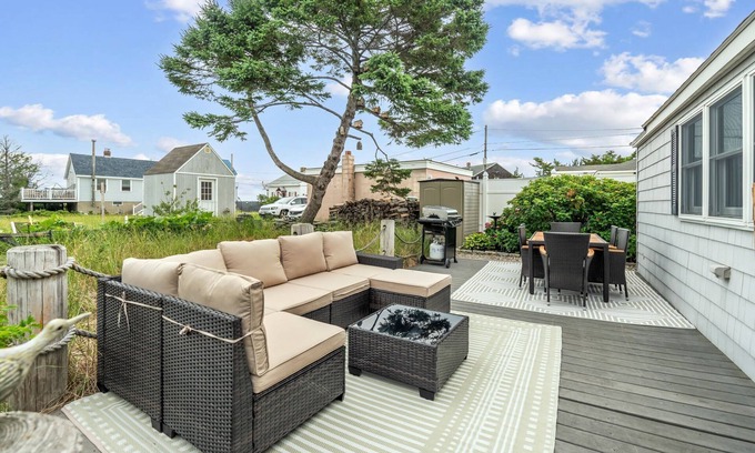 Newburyport House | Shoreline Retreat Ocean Views Walk to Beach AC
