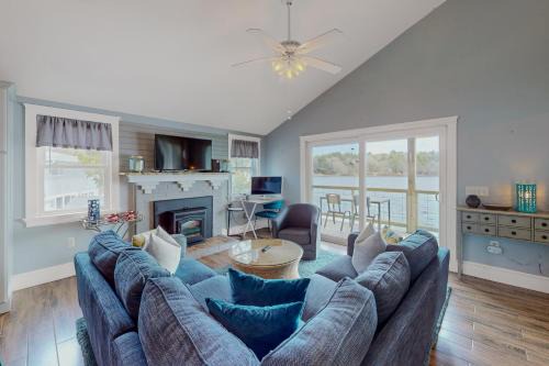 Ponds of Plymouth House | Shoreline Splendor