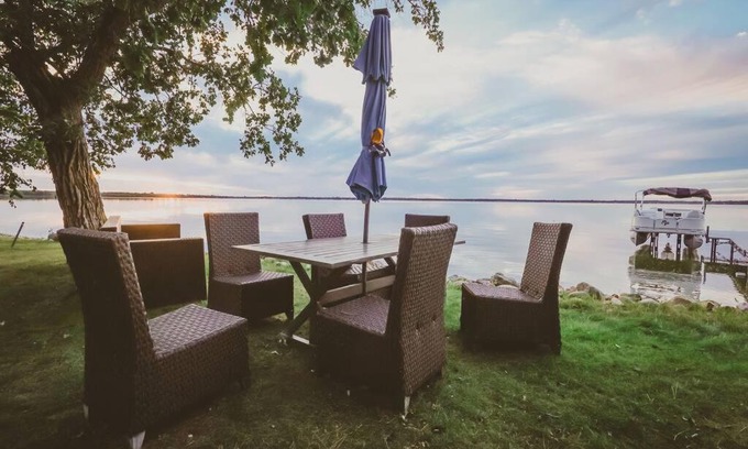 Ottertail House | Shoreside 4b/4b walkout retreat with perfect sand