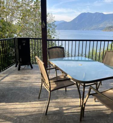 West Porpoise Bay House | Shoreside Private room