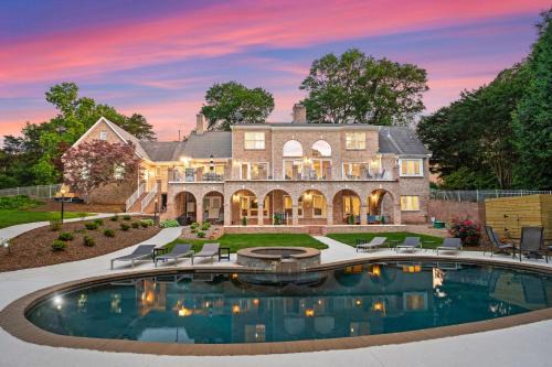 Huntersville House | Shoreway Cove by AvantStay Waterfront Pool Dock