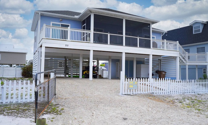 Port St. Joe House | Short walk to the Beach and Bay, Pet Friendly and Fully Fenced yard