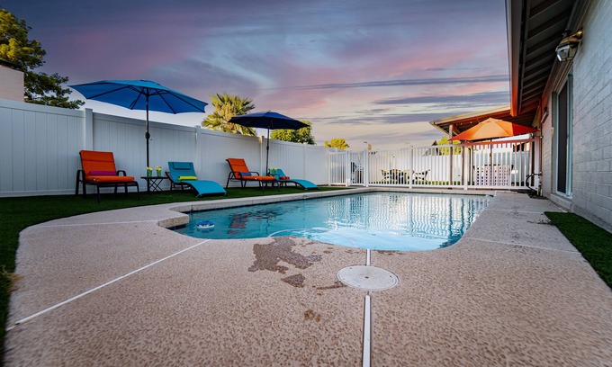 Chandler House | Shuffleboard! Heated Pool! Live w/2 Kings Cool!