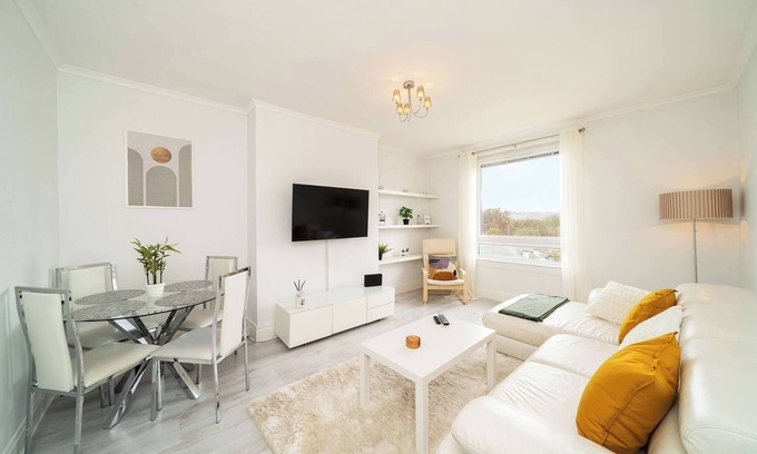 Murthill Apartment | Sidlaw View - 3 Bed in the Suburbs