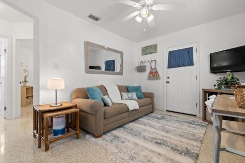Sarasota House | Siesta Keys Neighbor 5min to Beach - Entire Suite Apartment