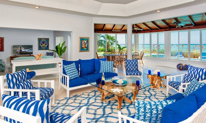 Runaway Bay Villa | Siesta - Spacious Seaside villa, modern, spectacular location, pool, cook
