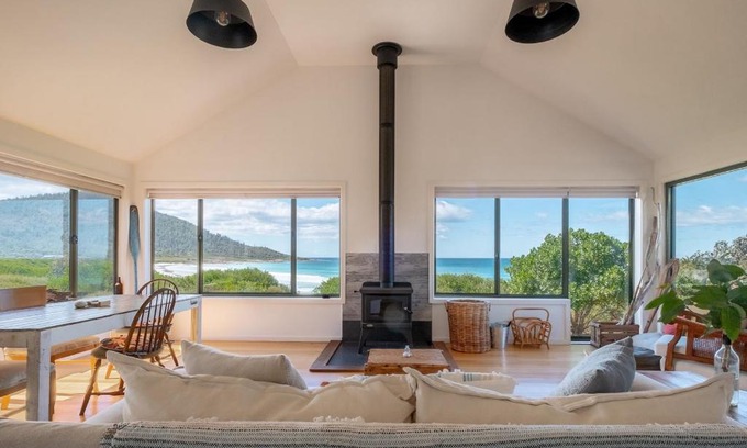 Bicheno House | Silver Moon at Half Moon