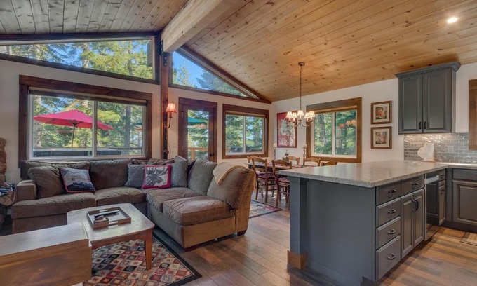 Talmont House | Silver Tip at Tahoe Park w HOA amenities - 3BR Pet Friendly, Hot Tub, Tahoe City