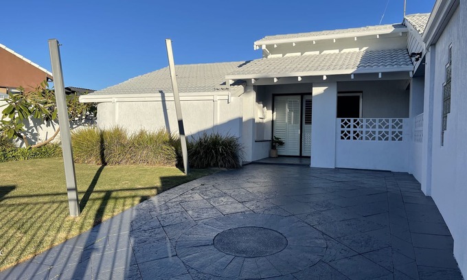Silver Sands House | SilverSands Beachhouse 100mts frm Beach Sleeps 11