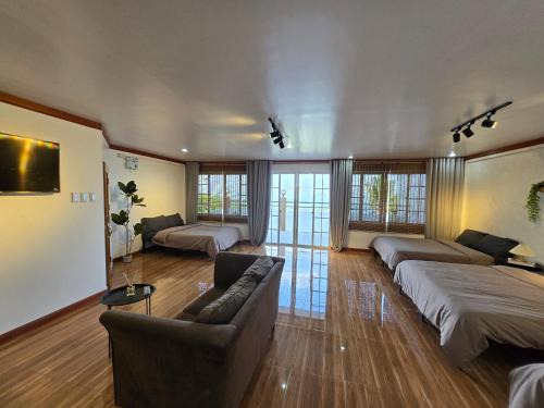 Silang Junction South House | Simoy Staycation Tagaytay