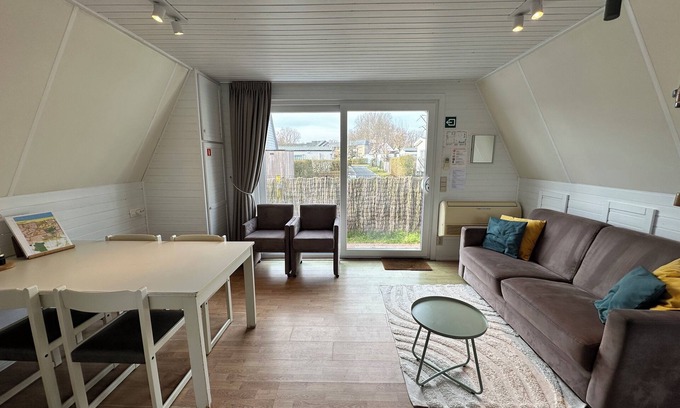 Koksijde Ski Chalet | Simple chalet with shared pool on holiday park