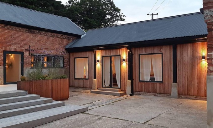 Reydon House | Simple Coastal Luxury near Southwold sleeps 10