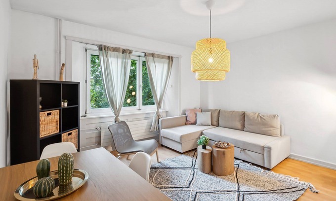 Seebach Apartment | Simple Zurich APT Near Public Transport