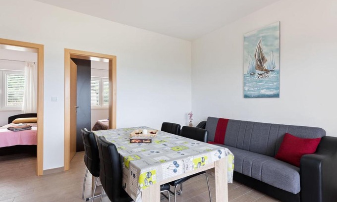 Nevidane Apartment | Simplistic Apartment in Neviđane with Balcony