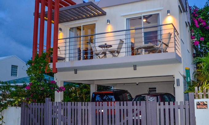 Simpson Bay Apartment | Simpson Bay Beach Modern Apartment. Roof deck Ocean Views WIFI Satellite TV.