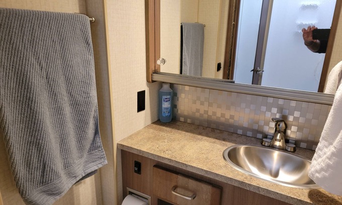 Midlothian House | Sindi the RV-Private, Secluded, Stationary