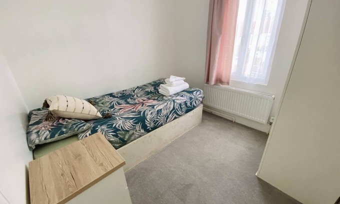 North Greenford House | Single Bedroom in Sudbury Hill Wembley - 10 mins from Wembley Stadium