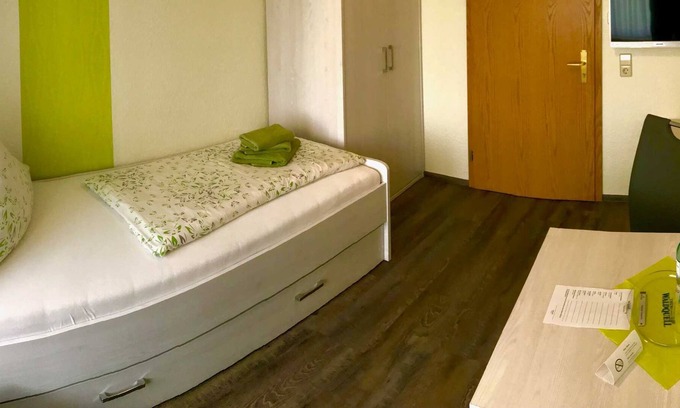 Sangerhausen Cottage | Single Room 1 - Pension and Restaurant Rüssel-Pub