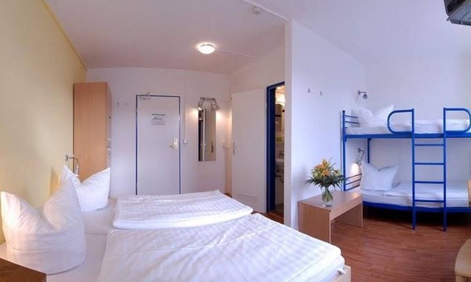 Suedvorstadt House | Single Room, Shower, Toilet - a & o Dresden Hauptbahnhof